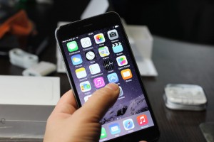 iphone_6-plus-one-hand