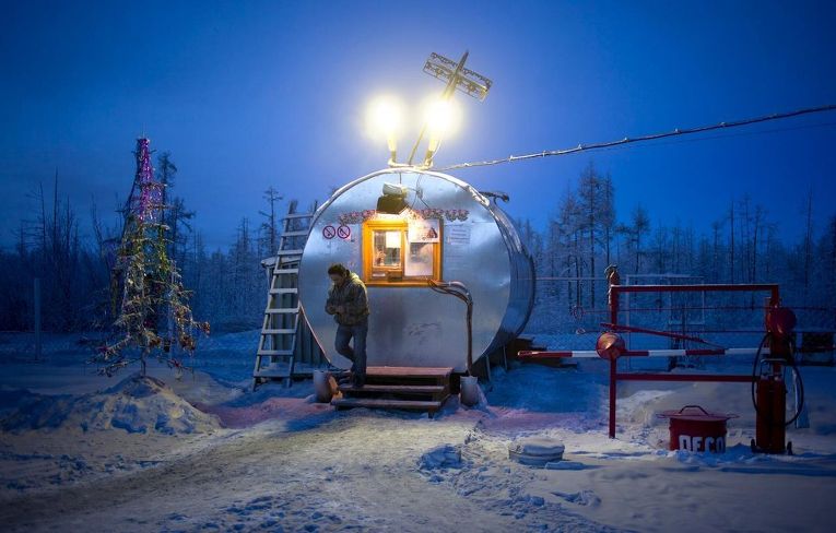 Газовая станция и новогодняя елка по пути в Оймякон