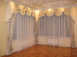 klassicheskij-stil-shtor-dlja-zala-4