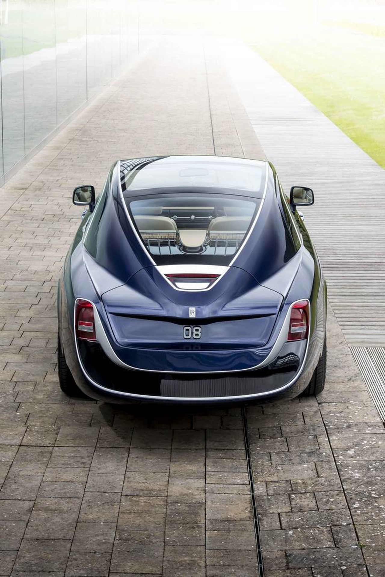 На постройку Rolls-Royce Sweptail ушло около четырех лет, а базой для него стал седан Phantom. auto.vesti.ru